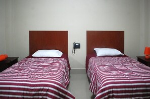 Basic tvåbäddsrum | Skrivbord, arbetsyta för laptop och gratis wi-fi