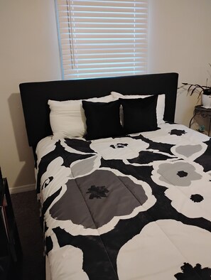 4 bedrooms, iron/ironing board, WiFi, bed sheets - Awesome 3-bedroom house with AC in delightful downtown Augusta Georgia (Augusta)