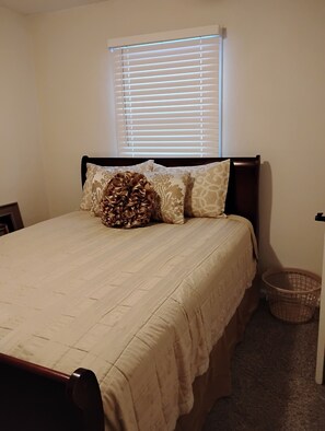 4 bedrooms, iron/ironing board, WiFi, bed sheets - Awesome 3-bedroom house with AC in delightful downtown Augusta Georgia (Augusta)