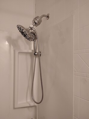 Hair dryer, towels, toilet paper - Awesome 3-bedroom house with AC in delightful downtown Augusta Georgia (Augusta)