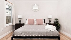 Tabla de planchar con plancha, wifi, ropa de cama