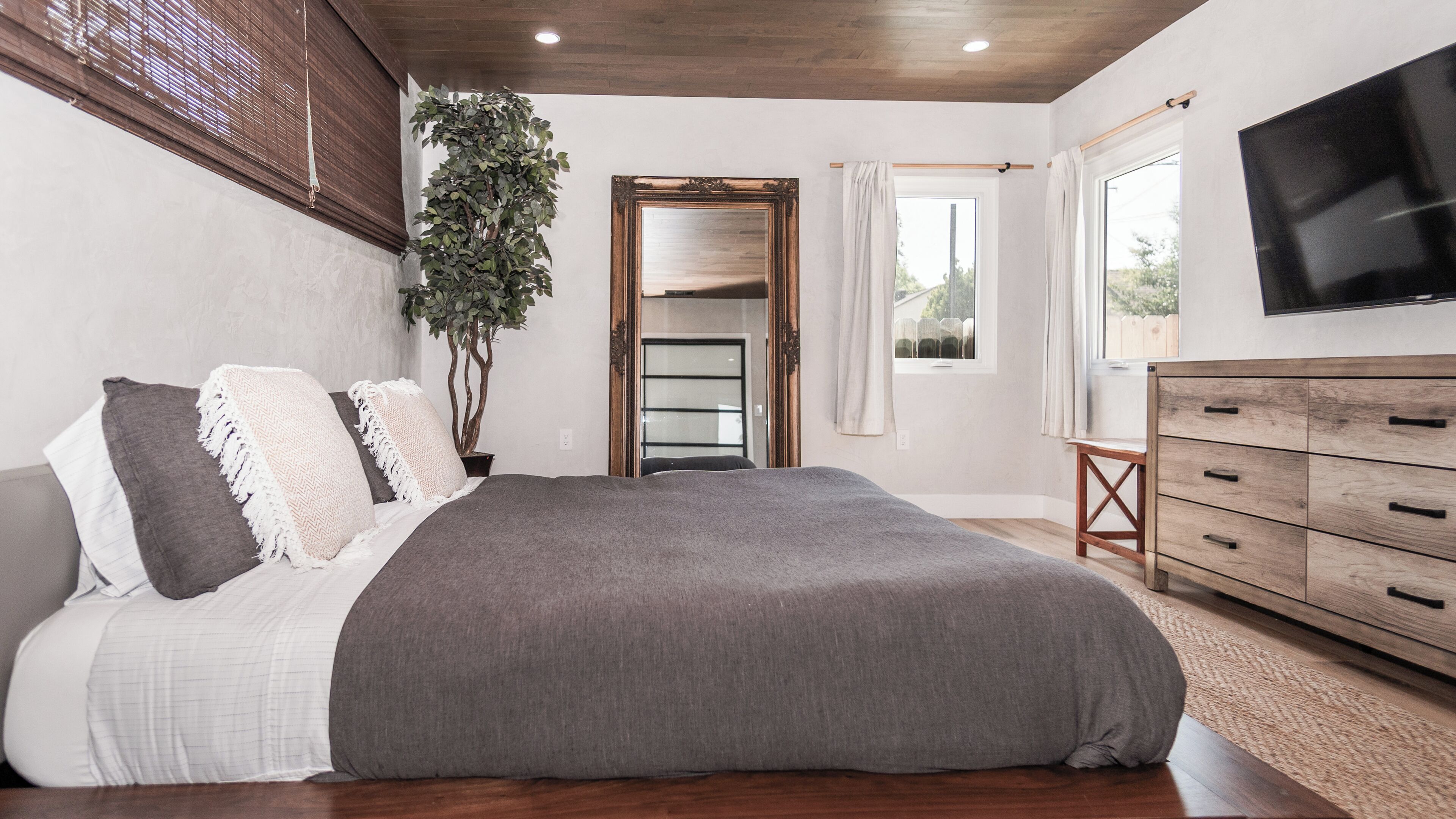 Silitysrauta/-lauta, Wi-Fi, vuodevaatteet