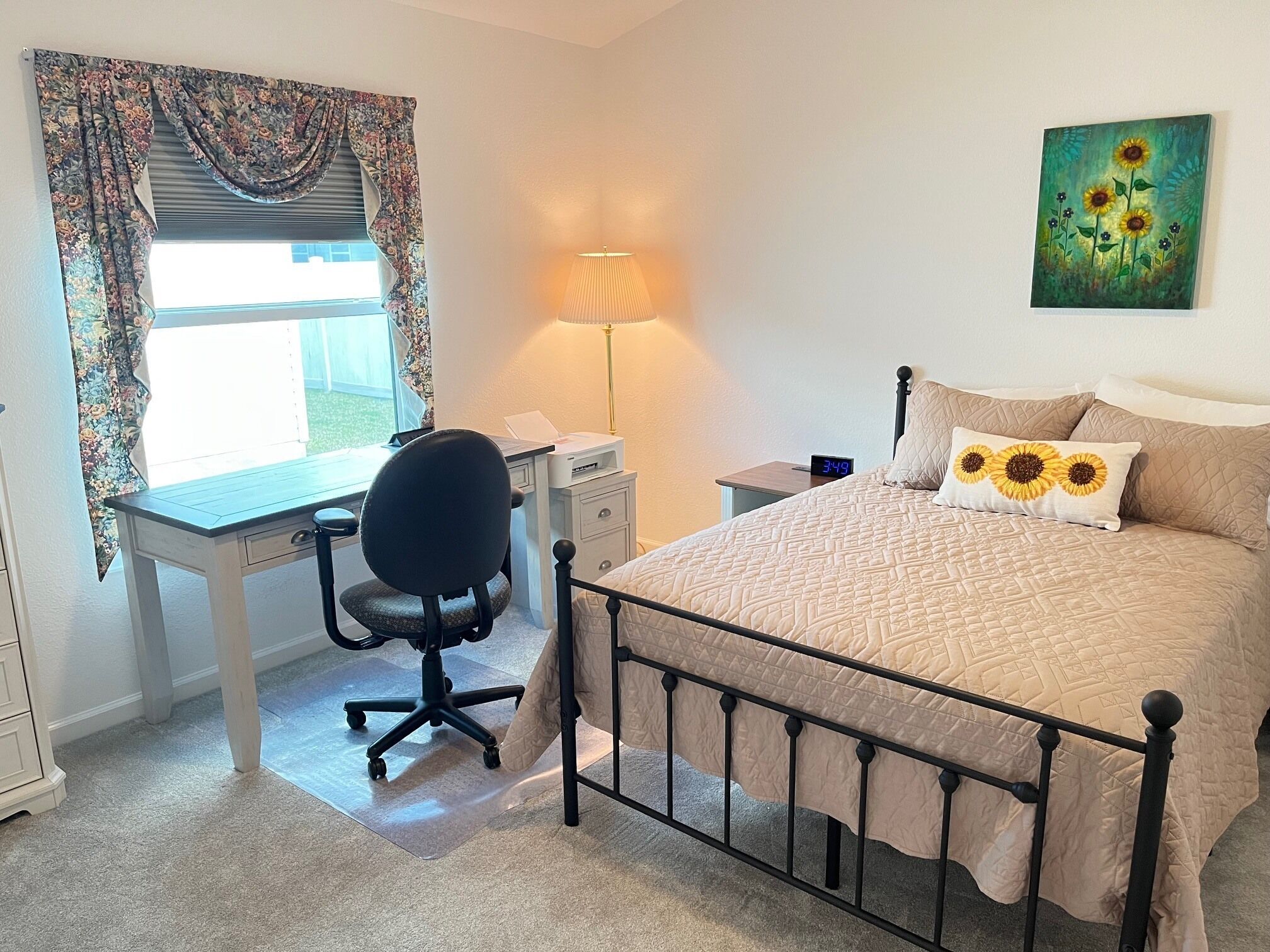 2 bedrooms, desk, WiFi, bed sheets