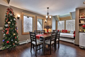 Dining - Sunrise Timberline 3BR ski in/ski out with fireplace, pool and hot tub (Killington)