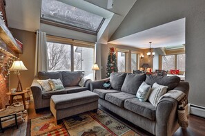 Smart TV, fireplace - Sunrise Timberline 3BR ski in/ski out with fireplace, pool and hot tub (Killington)