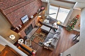 Smart TV, fireplace - Sunrise Timberline 3BR ski in/ski out with fireplace, pool and hot tub (Killington)