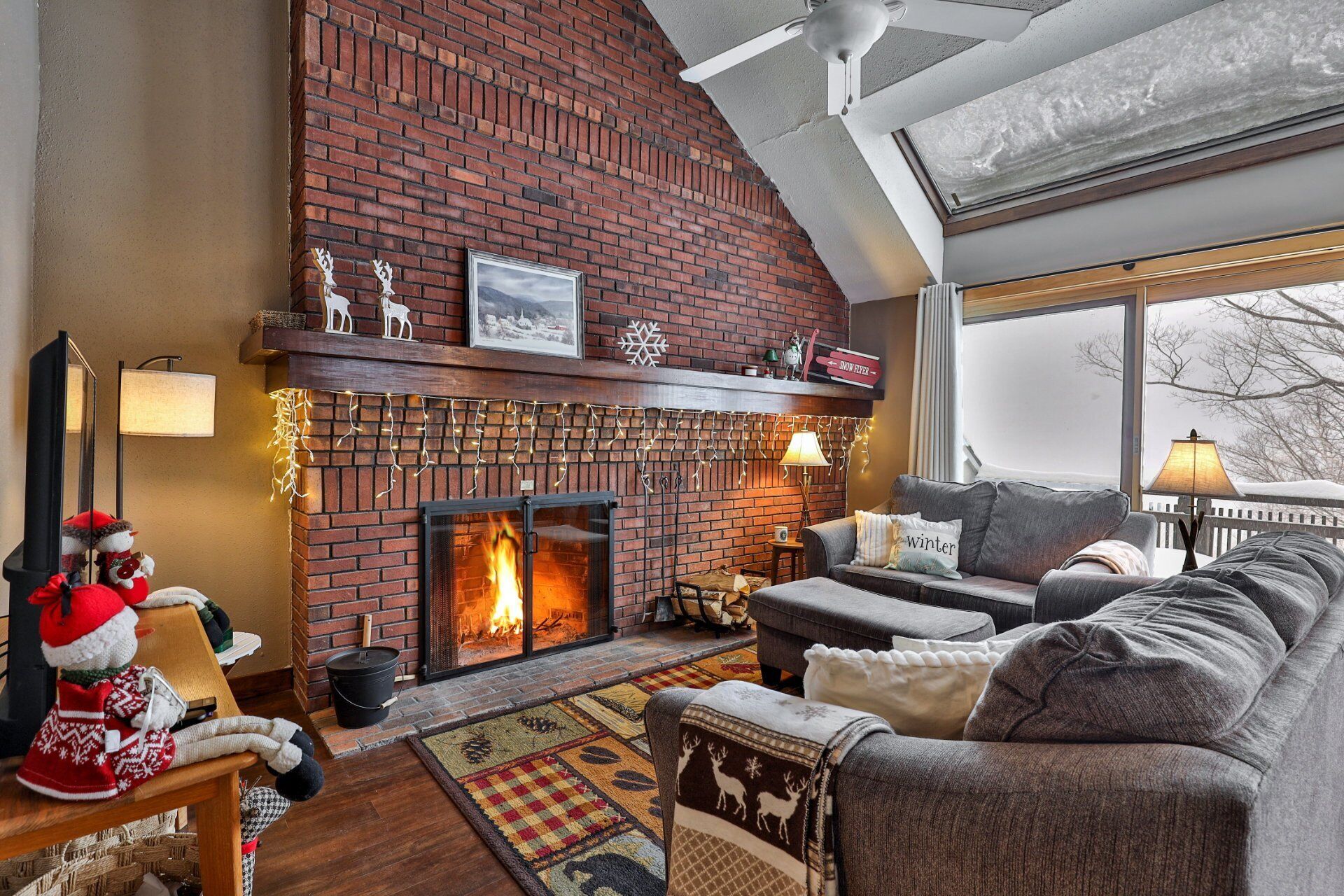 Smart TV y chimenea 