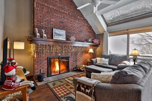 Smart TV, fireplace - Sunrise Timberline 3BR ski in/ski out with fireplace, pool and hot tub (Killington)