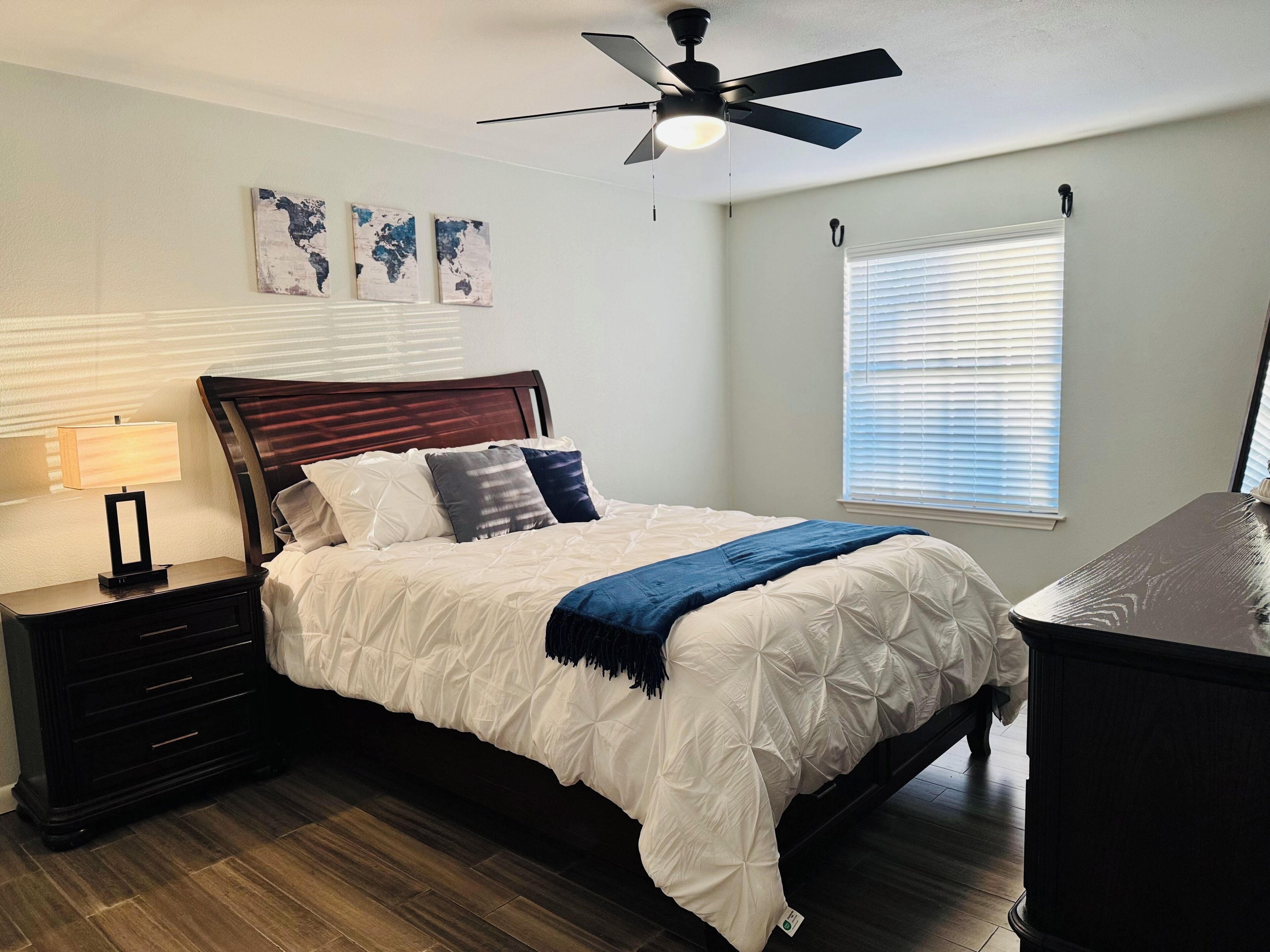 Iron/ironing board, Internet, bed sheets