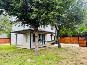 Exterior - Austin Hotspot - Minutes to Airport, Downtown & F1 (Austin)