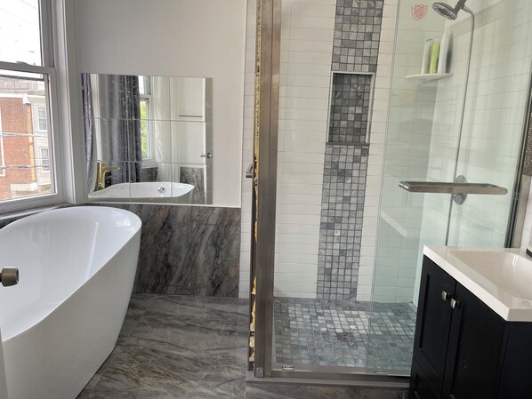 Dusche, Handtücher, Seife, Toilettenpapier