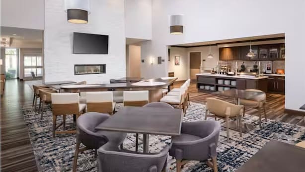 Un intérieur moderne comprenant un coin repas, une cuisine et un espace de vie.