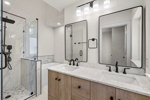 Shower, hair dryer, towels, soap - Fully Renovated Furnished Home in Hurst – Perfect for Mid-Term Stays (Hurst)
