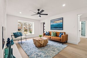 TV, fireplace - Fully Renovated Furnished Home in Hurst – Perfect for Mid-Term Stays (Hurst)