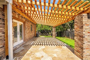 Terrace/patio - Fully Renovated Furnished Home in Hurst – Perfect for Mid-Term Stays (Hurst)