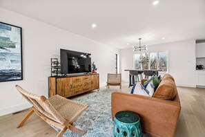 TV, fireplace - Fully Renovated Furnished Home in Hurst – Perfect for Mid-Term Stays (Hurst)
