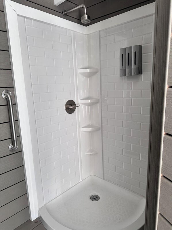 Douche, séchoir à cheveux, serviettes fournies, savon