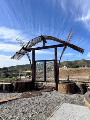 Property grounds - 🌿 Romantic & Private Airstream Retreat Surrounded by Nature (Agua Dulce)