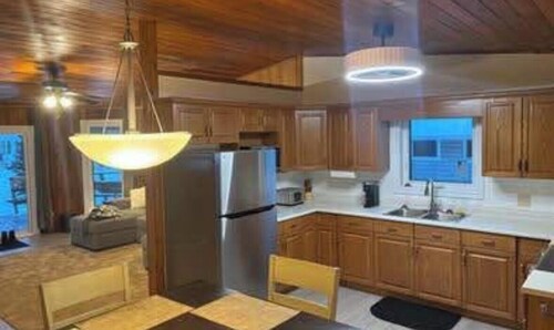 Cozy 3-bedroom cabin in adorable Gimli, Manitoba