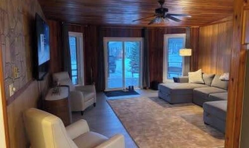 Cozy 3-bedroom cabin in adorable Gimli, Manitoba