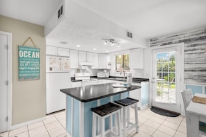 Fridge, microwave, oven, stovetop - Captain’s Quarters @ Gulf Highlands Beach Resort (Panama City Beach)