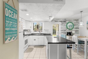 Fridge, microwave, oven, stovetop - Captain’s Quarters @ Gulf Highlands Beach Resort (Panama City Beach)