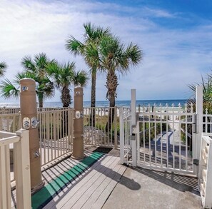 Property grounds - Captain’s Quarters @ Gulf Highlands Beach Resort (Panama City Beach)