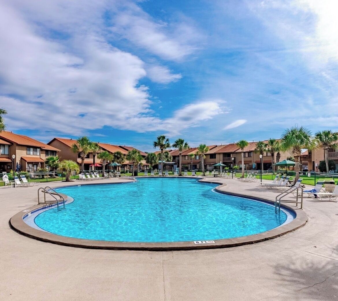 Een buitenzwembad, een verwarmd zwembad