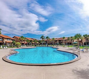 Outdoor pool, a heated pool - Captain’s Quarters @ Gulf Highlands Beach Resort (Panama City Beach)