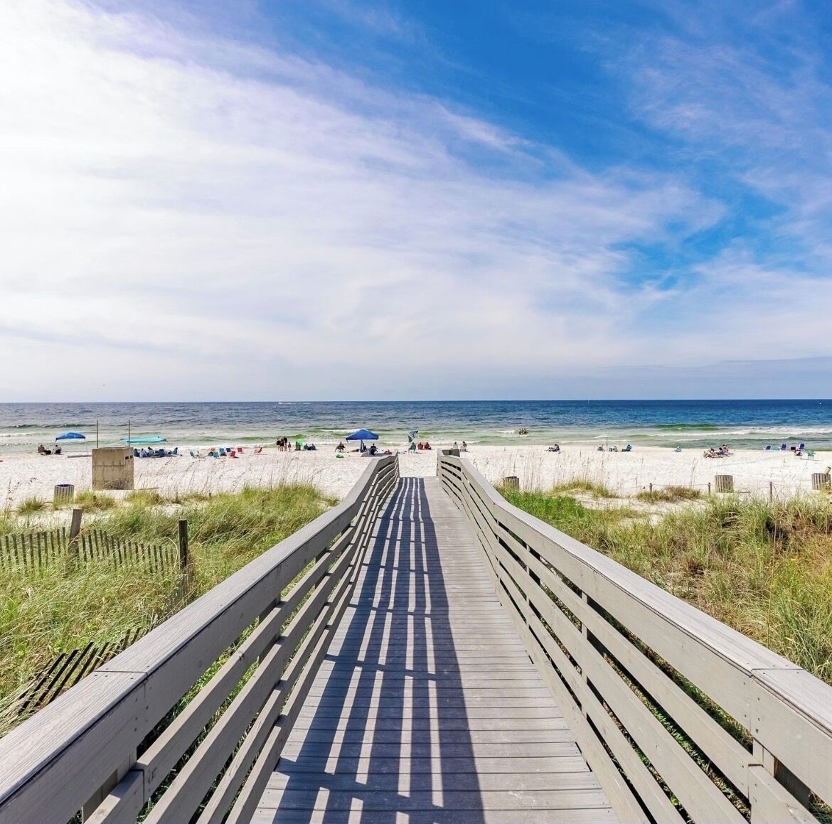 Ubicación cercana a la playa, tumbonas y toallas de playa