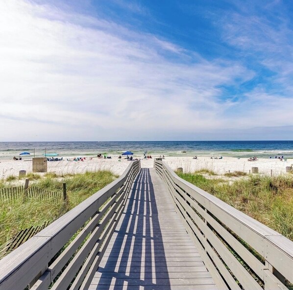Beach nearby, sun-loungers, beach towels - Captain’s Quarters @ Gulf Highlands Beach Resort (Panama City Beach)