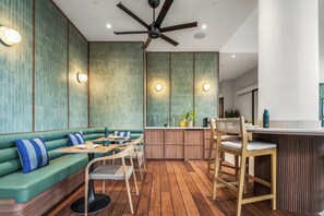 Una cocina moderna con encimera de madera, estufa integrada y ventilador de techo.