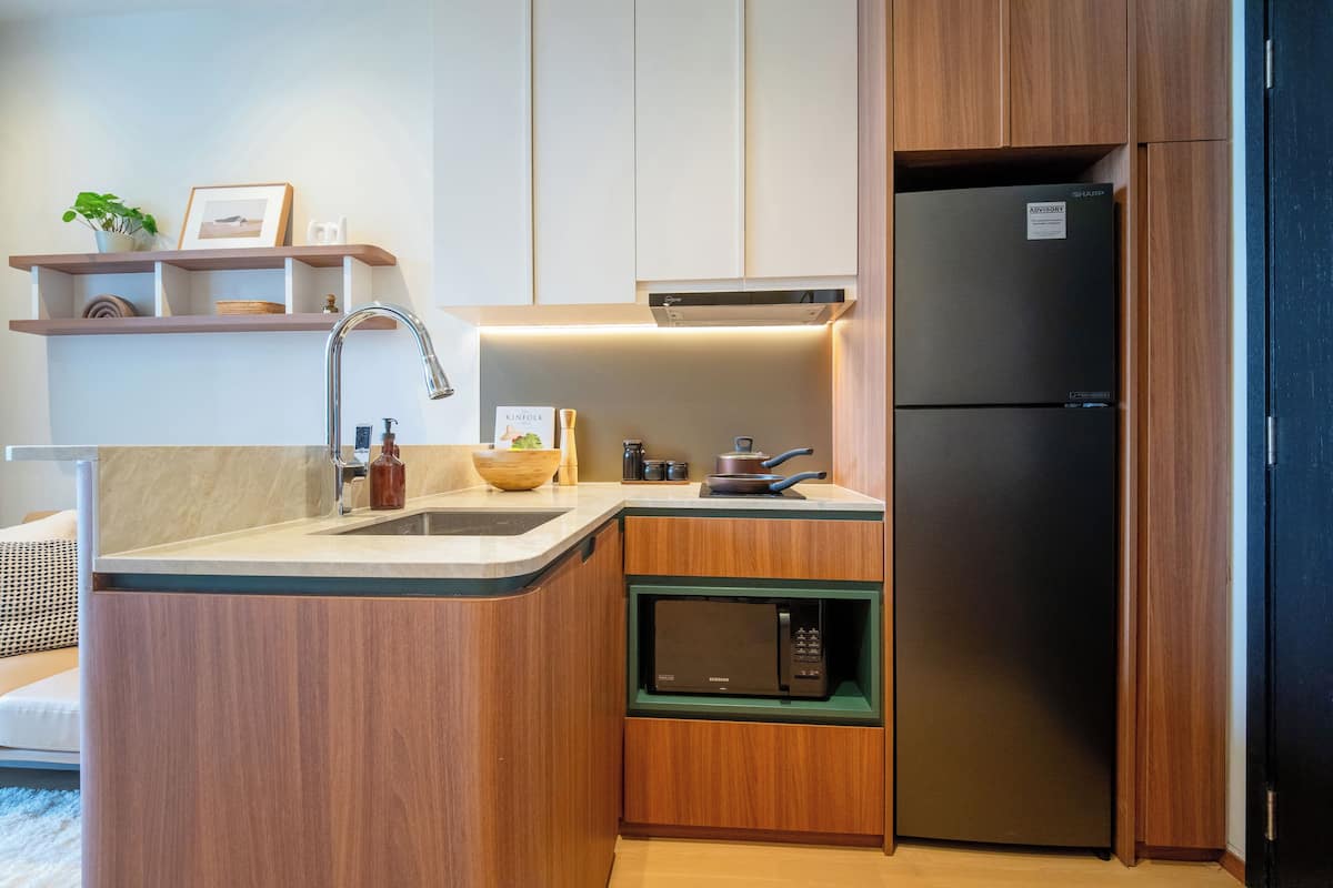 Suite Standard, vue sur la ville | Cuisine privée | Réfrigérateur grande capacité avec congélateur, four à micro-ondes