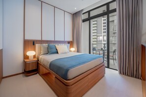 Studio Junior - utsikt mot staden | Skrivbord, arbetsyta för laptop och mörkläggningsgardiner