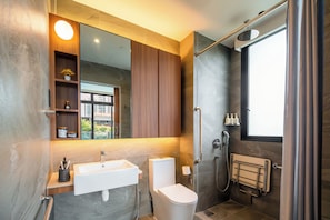Family Suite, 2 Bathrooms | Bathroom