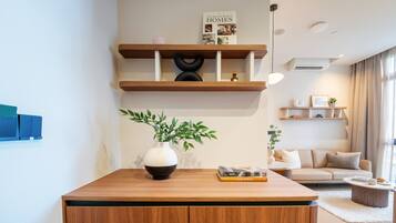 Deluxe Suite, City View | Living area