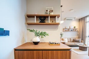 Deluxe Suite, City View | Living area