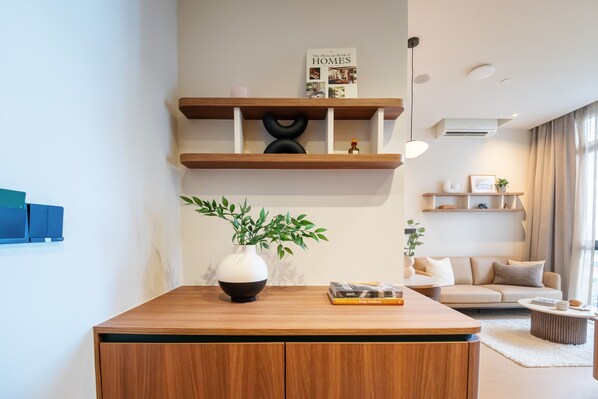 Deluxe Suite, City View | Living area