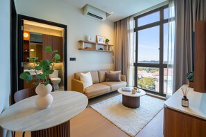 Deluxe suite, uitzicht op de stad | Woonruimte | Een 32-inch smart-tv met digitale zenders