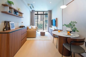Suite Grand, accesible en silla de ruedas | Zona de estar | Smart TV de 32 pulgadas con canales digitales