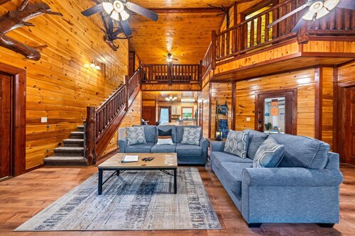 Hilltop Hideaway: HUGE Indoor Heated Pool / Hot Tub / Theatre / Sleeps 18 / Pets
