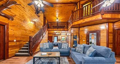 Hilltop Hideaway: HUGE Indoor Heated Pool / Hot Tub / Theatre / Sleeps 18 / Pets