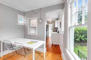 Comfort Double Room | Dining - The Montlake Getaway (Seattle)