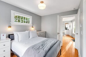 Comfort Double Room | Desk, laptop workspace, free WiFi - The Montlake Getaway (Seattle)