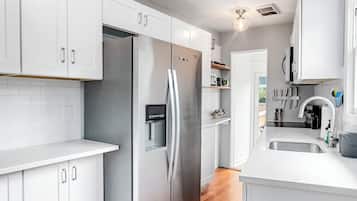 Comfort Double Room | Private kitchen | Fridge, microwave, oven, stovetop