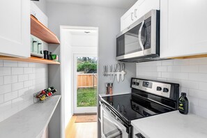 Comfort Double Room | Private kitchen | Fridge, microwave, oven, stovetop - The Montlake Spite House (Seattle)