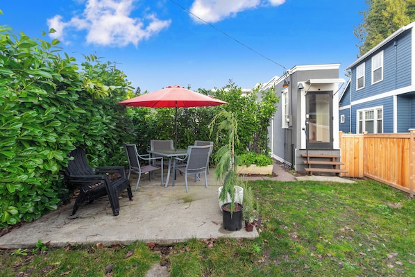 Outdoor dining - The Montlake Getaway (Seattle)