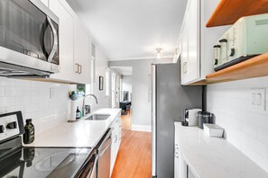 Comfort Double Room | Private kitchen | Fridge, microwave, oven, stovetop - The Montlake Spite House (Seattle)