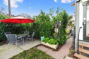 Outdoor dining - The Montlake Spite House (Seattle)