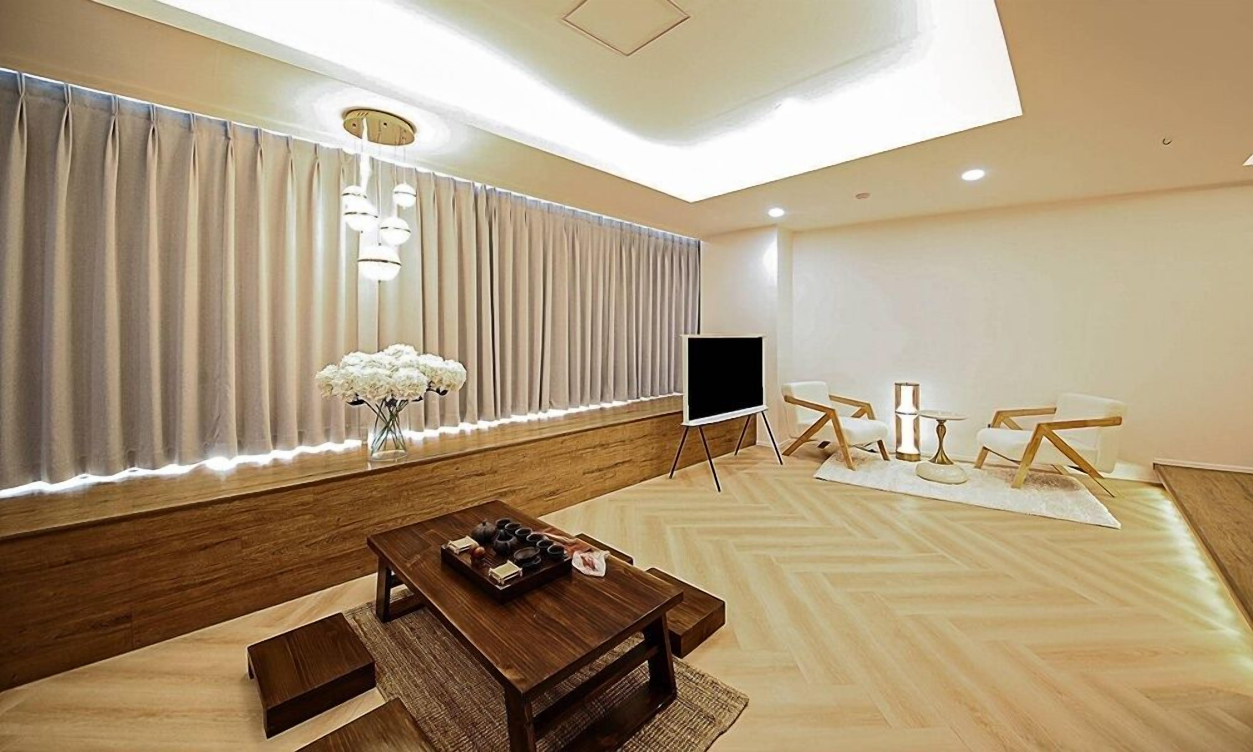 Deluxe Suite Room | Individualmente decorados, individualmente mobiliados, escrivaninha